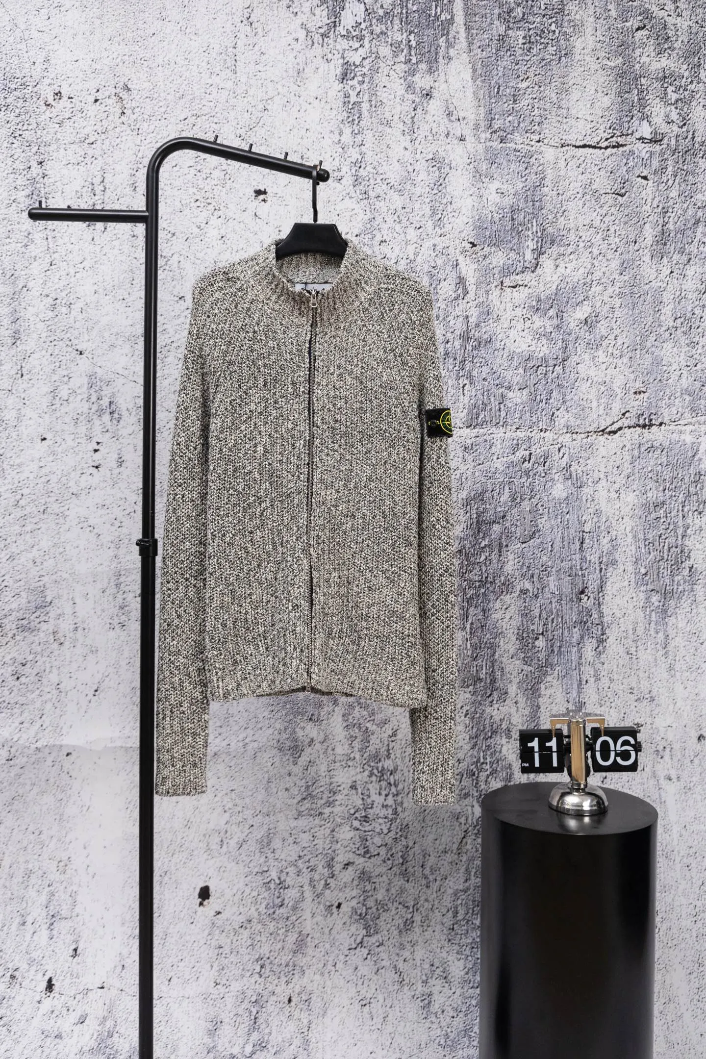 P370 STONE ISLAND 26 new autumn and winter sweater zipper armband jacket, warm and thick cardigan, same style for men and women!!! Stoneisland Coral Jacket🍂Knitted jacket is a must-have for autumn, easy to wear✨ Customized coral velvet fabric, super thick, very weighty, overall very warm and soft, ok to wear alone, with a white base inside = perfect match, simple and high-end feeling✨ Wear it casually and still feel relaxed, a must-have for fashionable men and women! Color: Premium Gray Size: S M L